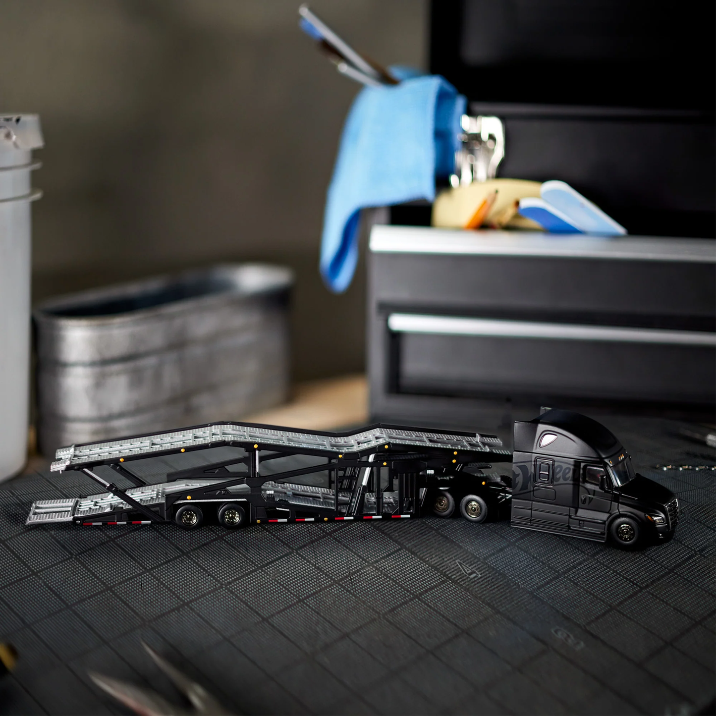 RLC HNJ63 HotWheel Elite 64 Freightliner Cascadia