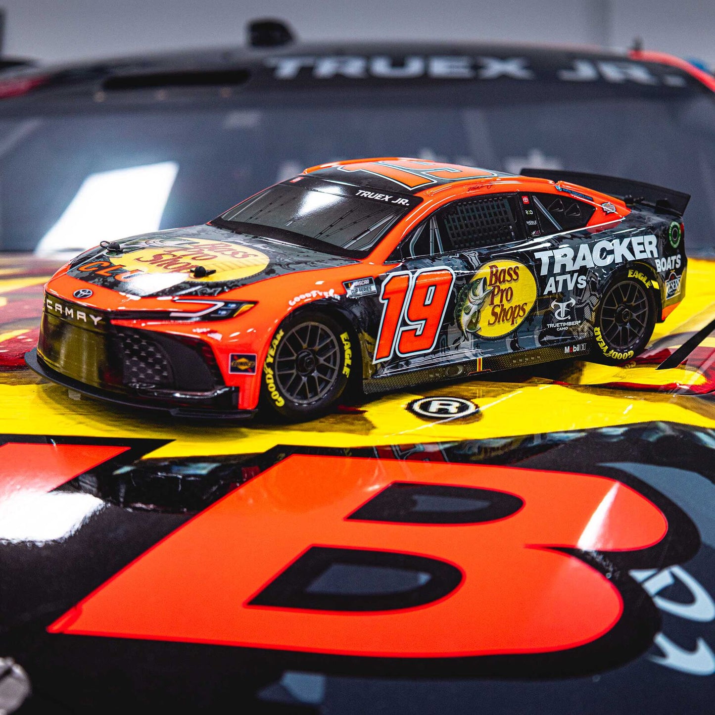 LOS1122419 1/12 4WD NASCAR RC Race Car RTR, Martin Truex Jr. #19 Bass Pro 2024 Toyota Camry