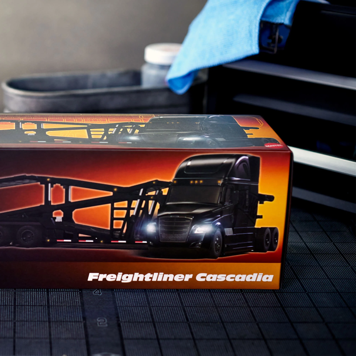 RLC HNJ63 HotWheel Elite 64 Freightliner Cascadia