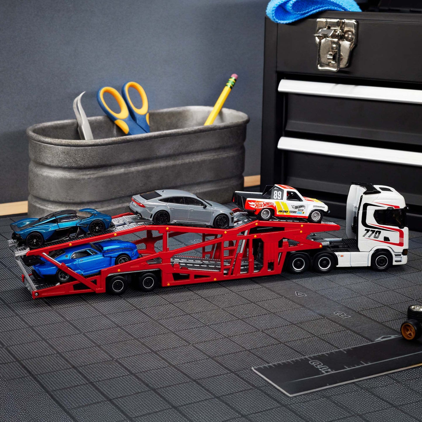 RLC HWR95 Hot Wheels Elite 64 Freightliner Scania 770S