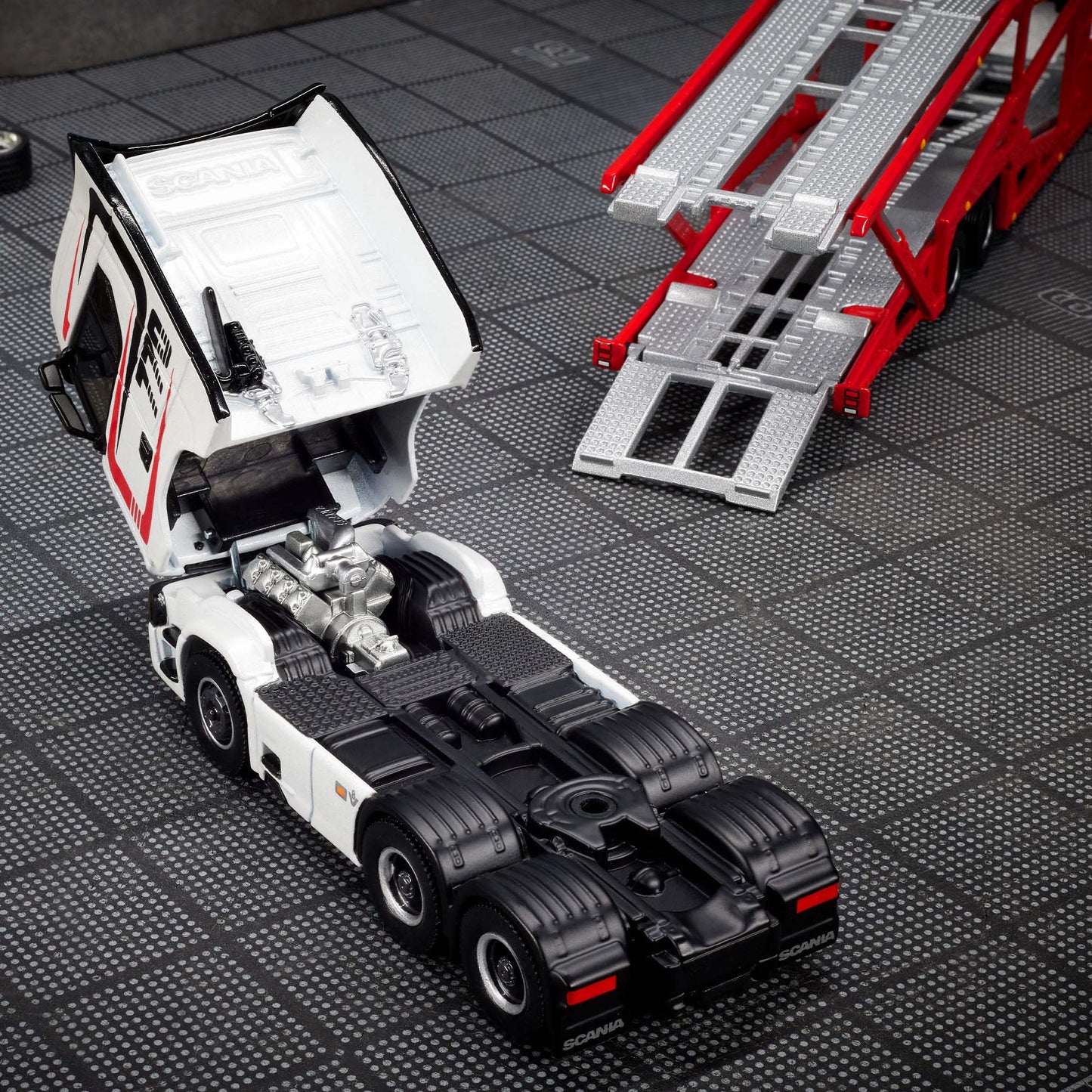 RLC HWR95 Hot Wheels Elite 64 Freightliner Scania 770S