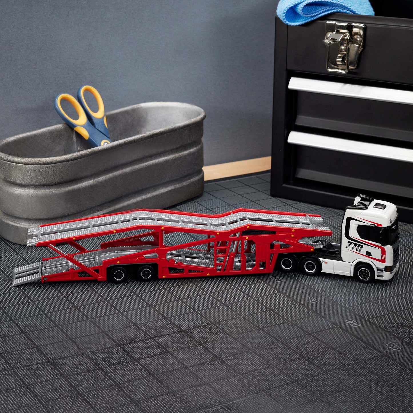 RLC HWR95 Hot Wheels Elite 64 Freightliner Scania 770S