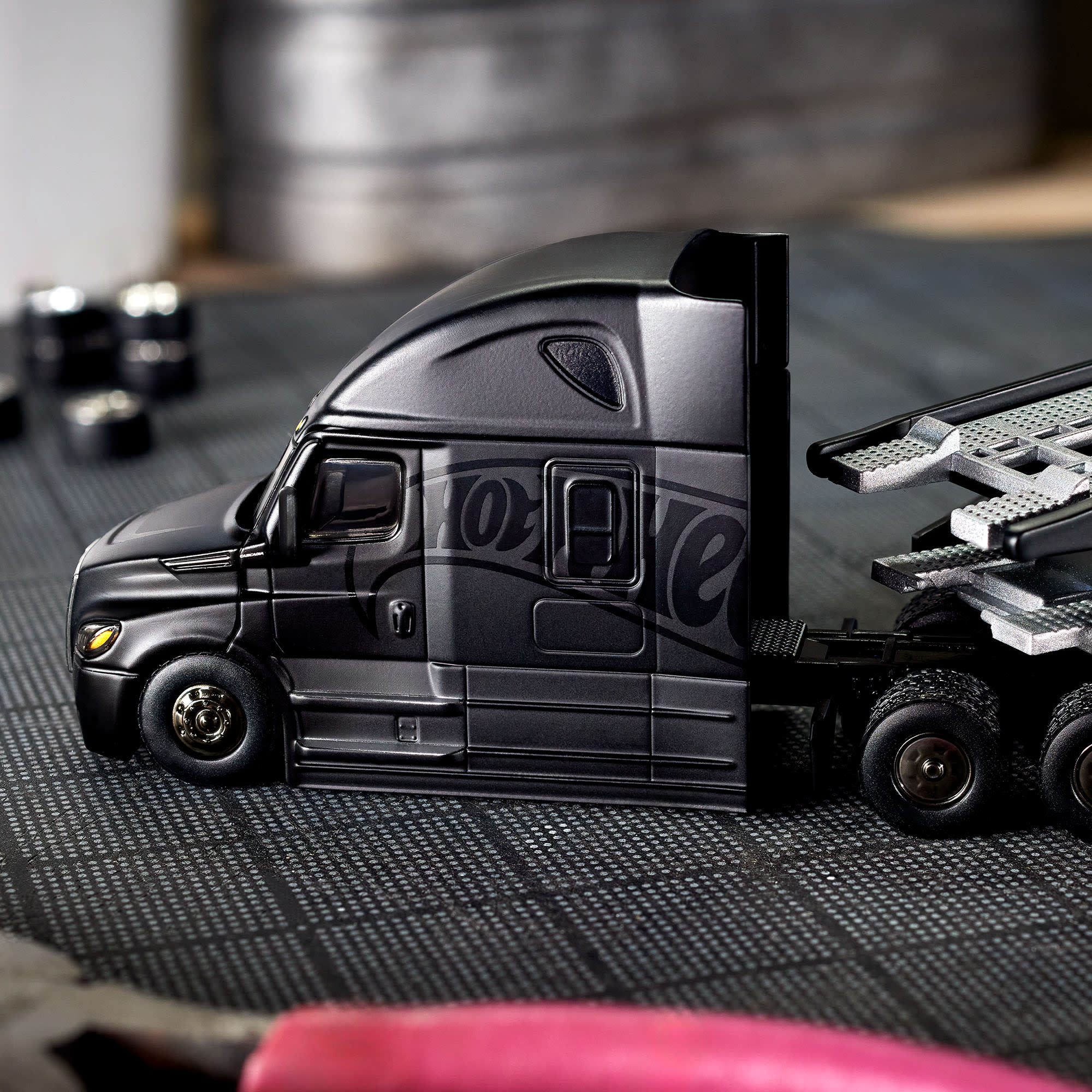 RLC HNJ63 HotWheel Elite 64 Freightliner Cascadia – New Sun Racing